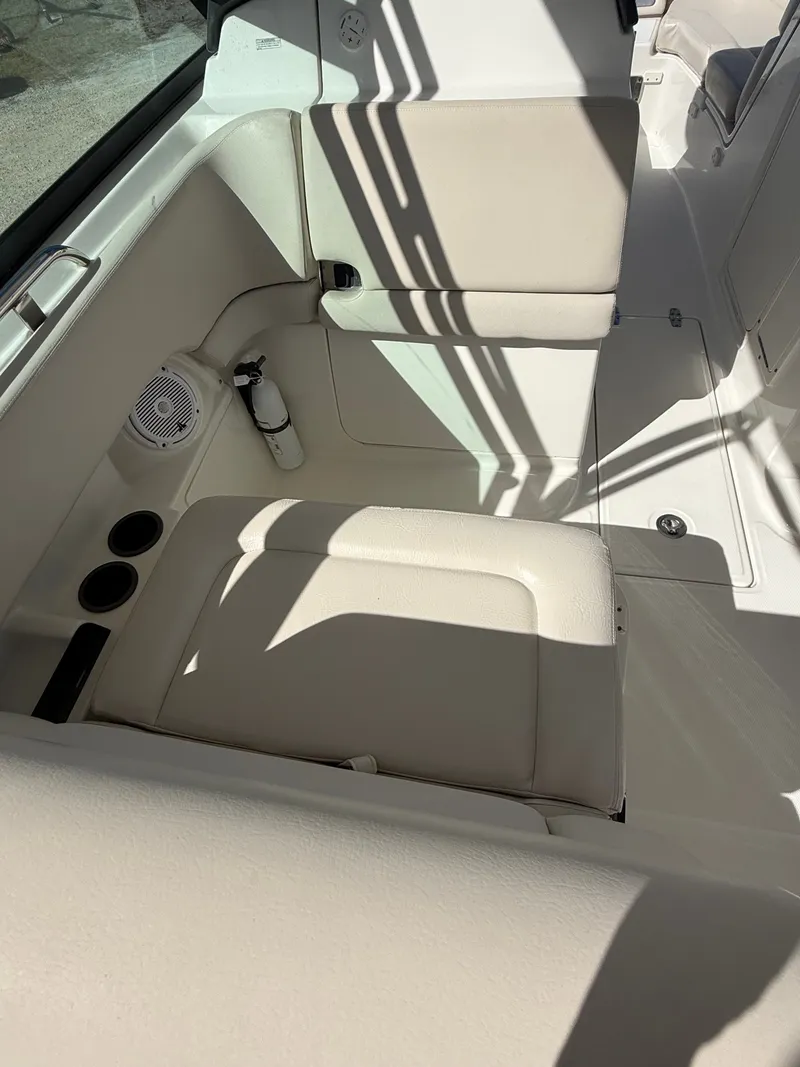 Slide: The Image of Boston Whaler 230 Vantage 2014 - 4