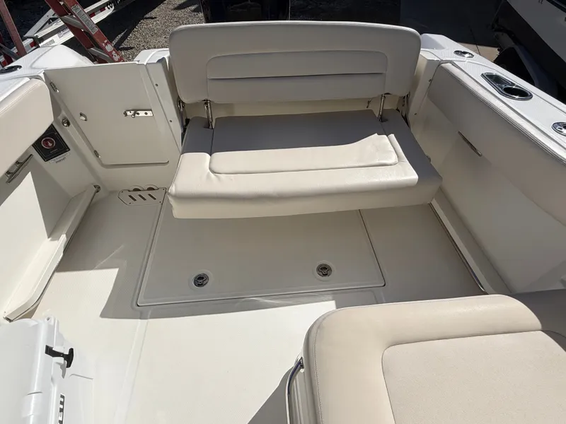 Slide: The Image of Boston Whaler 230 Vantage 2014 - 6