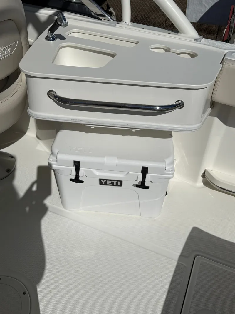 Slide: The Image of Boston Whaler 230 Vantage 2014 - 7