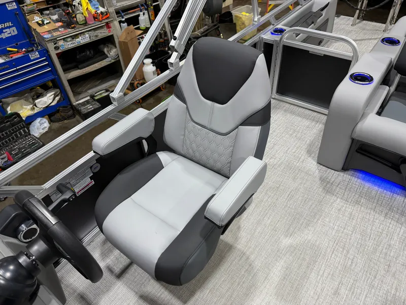 Slide: The Image of Tahoe Sport 2385 Swingback (VRB) Tritoon & Honda 4-Stroke EFI 2026 - 10