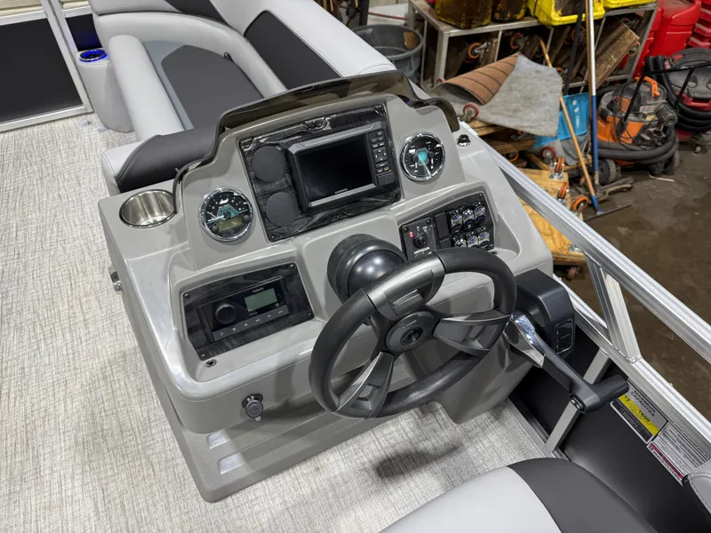 Slide: The Image of Tahoe Sport 2385 Swingback (VRB) Tritoon & Honda 4-Stroke EFI 2026 - 11