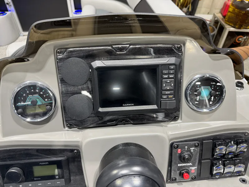 Slide: The Image of Tahoe Sport 2385 Swingback (VRB) Tritoon & Honda 4-Stroke EFI 2026 - 13