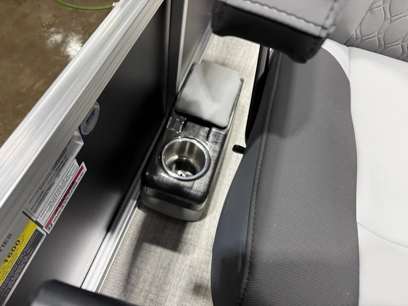 Slide: The Image of Tahoe Sport 2385 Swingback (VRB) Tritoon & Honda 4-Stroke EFI 2026 - 14