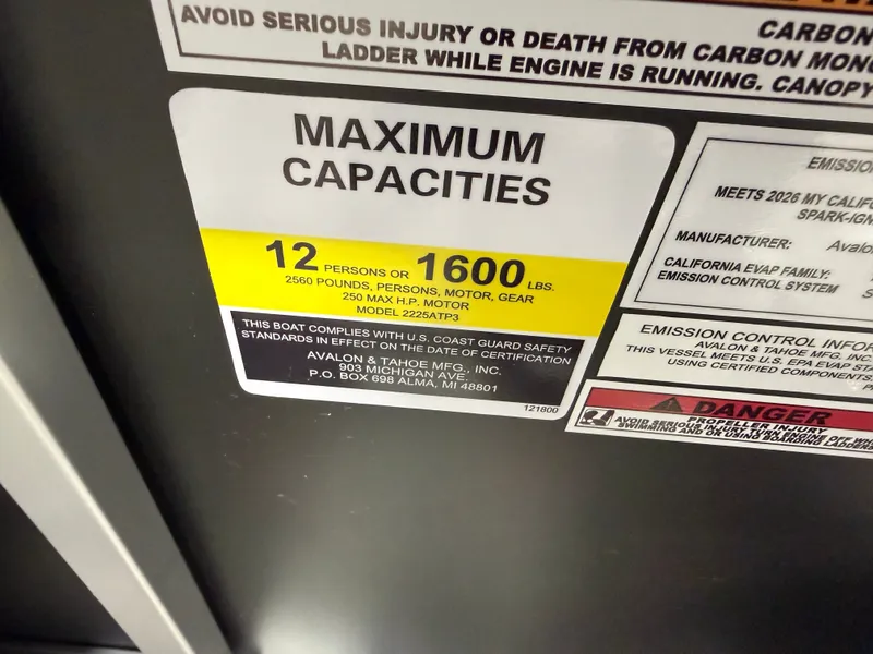 Slide: The Image of Tahoe Sport 2385 Swingback (VRB) Tritoon & Honda 4-Stroke EFI 2026 - 15