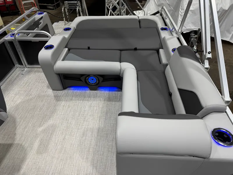 Slide: The Image of Tahoe Sport 2385 Swingback (VRB) Tritoon & Honda 4-Stroke EFI 2026 - 17