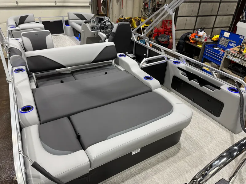 Slide: The Image of Tahoe Sport 2385 Swingback (VRB) Tritoon & Honda 4-Stroke EFI 2026 - 20