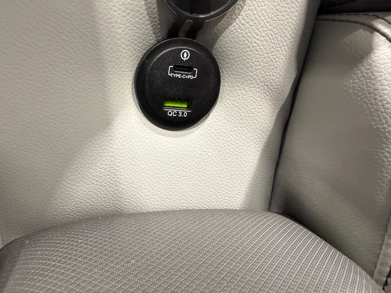 Slide: The Image of Tahoe Sport 2385 Swingback (VRB) Tritoon & Honda 4-Stroke EFI 2026 - 24