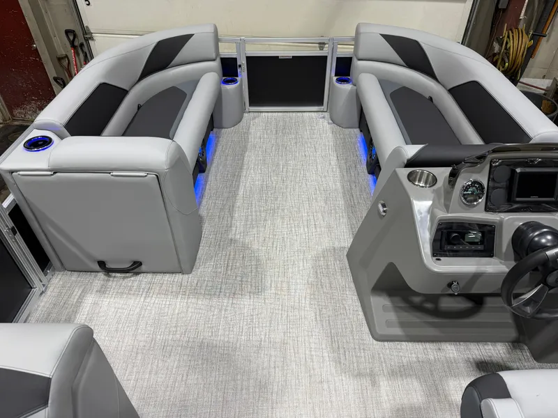 Slide: The Image of Tahoe Sport 2385 Swingback (VRB) Tritoon & Honda 4-Stroke EFI 2026 - 29