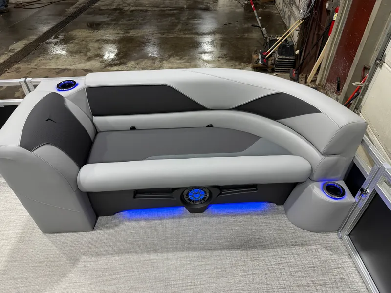 Slide: The Image of Tahoe Sport 2385 Swingback (VRB) Tritoon & Honda 4-Stroke EFI 2026 - 33