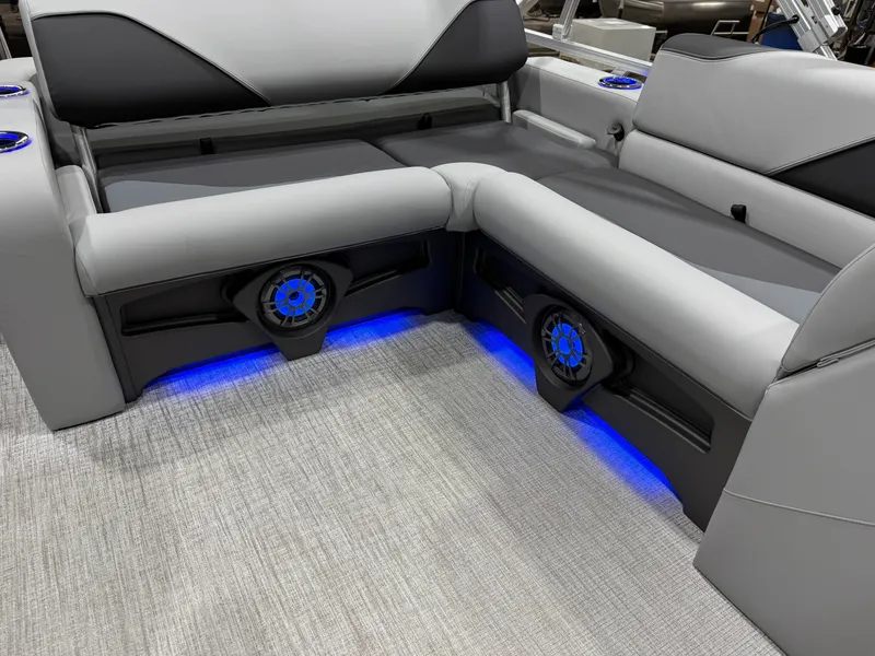 Slide: The Image of Tahoe Sport 2385 Swingback (VRB) Tritoon & Honda 4-Stroke EFI 2026 - 34