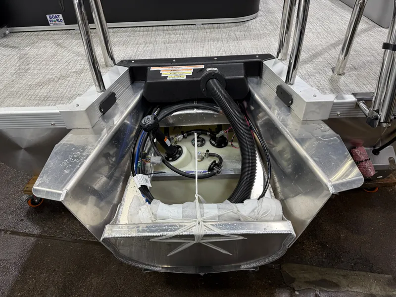 Slide: The Image of Tahoe Sport 2385 Swingback (VRB) Tritoon & Honda 4-Stroke EFI 2026 - 43