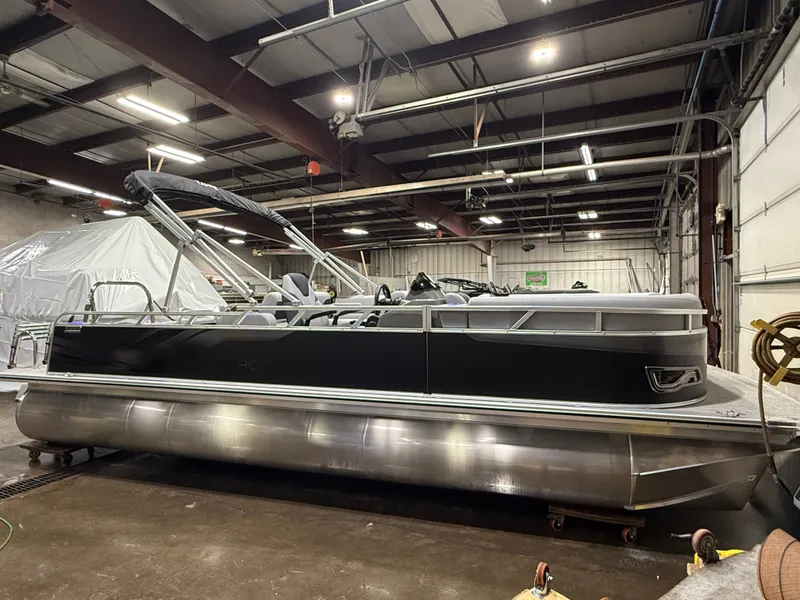 Slide: The Image of Tahoe Sport 2385 Swingback (VRB) Tritoon & Honda 4-Stroke EFI 2026 - 48