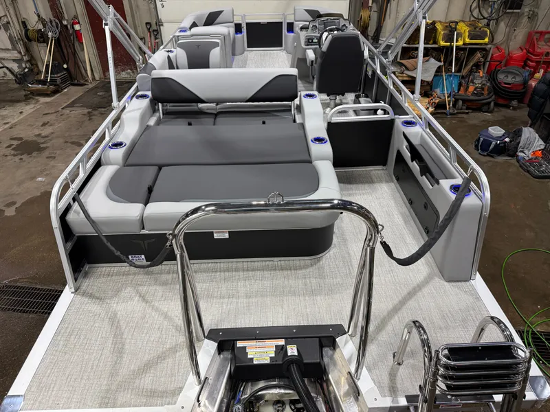 Slide: The Image of Tahoe Sport 2385 Swingback (VRB) Tritoon & Honda 4-Stroke EFI 2026 - 5