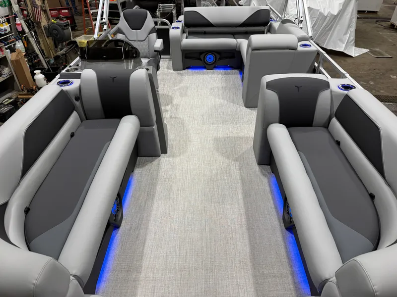 Slide: The Image of Tahoe Sport 2385 Swingback (VRB) Tritoon & Honda 4-Stroke EFI 2026 - 6