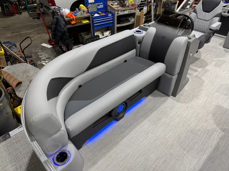 Slide: The Image of Tahoe Sport 2385 Swingback (VRB) Tritoon & Honda 4-Stroke EFI 2026 - 7