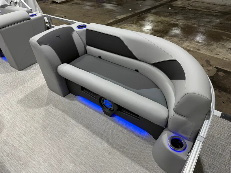 Slide: The Image of Tahoe Sport 2385 Swingback (VRB) Tritoon & Honda 4-Stroke EFI 2026 - 8