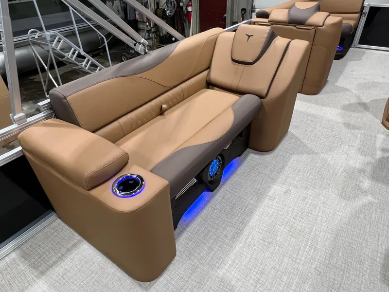 Slide: The Image of Tahoe LTZ 2385 Elite Cruise Tritoon & Honda 4-Stroke EFI 2026 - 15