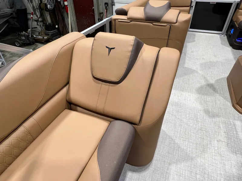 Slide: The Image of Tahoe LTZ 2385 Elite Cruise Tritoon & Honda 4-Stroke EFI 2026 - 16