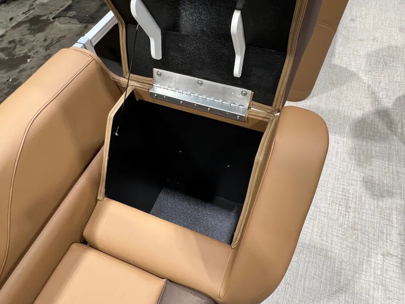 Slide: The Image of Tahoe LTZ 2385 Elite Cruise Tritoon & Honda 4-Stroke EFI 2026 - 17