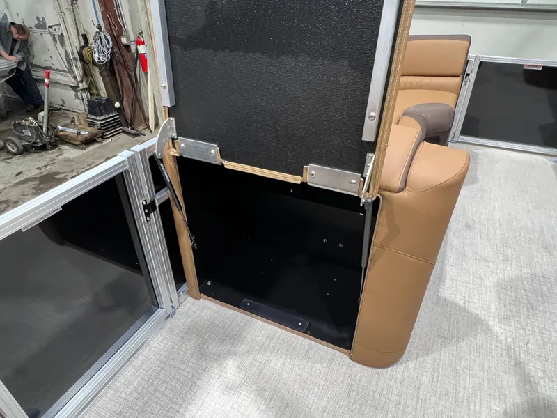 Slide: The Image of Tahoe LTZ 2385 Elite Cruise Tritoon & Honda 4-Stroke EFI 2026 - 19