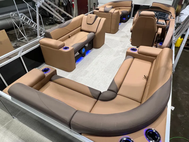 Slide: The Image of Tahoe LTZ 2385 Elite Cruise Tritoon & Honda 4-Stroke EFI 2026 - 25