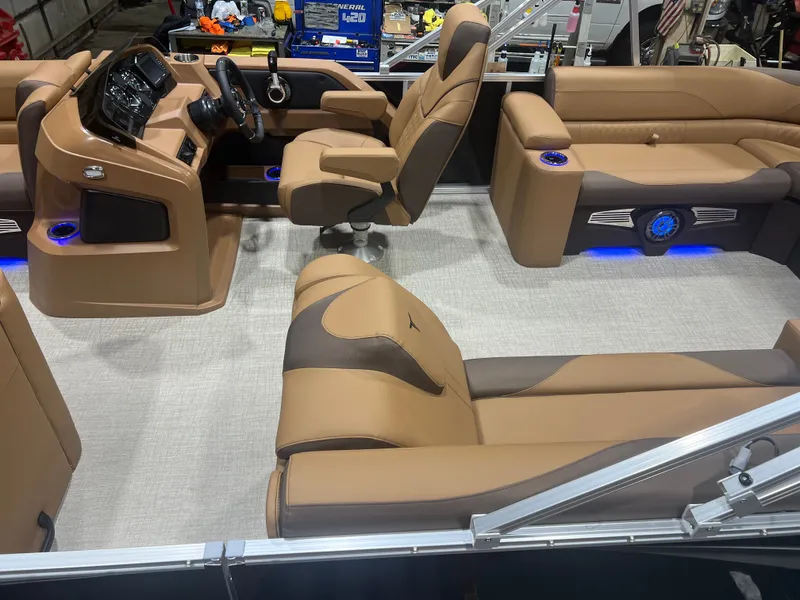 Slide: The Image of Tahoe LTZ 2385 Elite Cruise Tritoon & Honda 4-Stroke EFI 2026 - 3