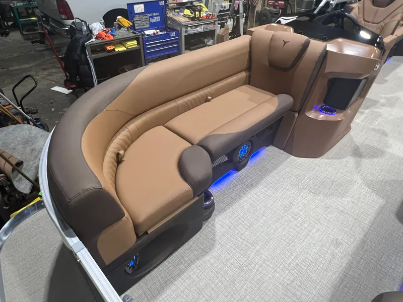 Slide: The Image of Tahoe LTZ 2385 Elite Cruise Tritoon & Honda 4-Stroke EFI 2026 - 6