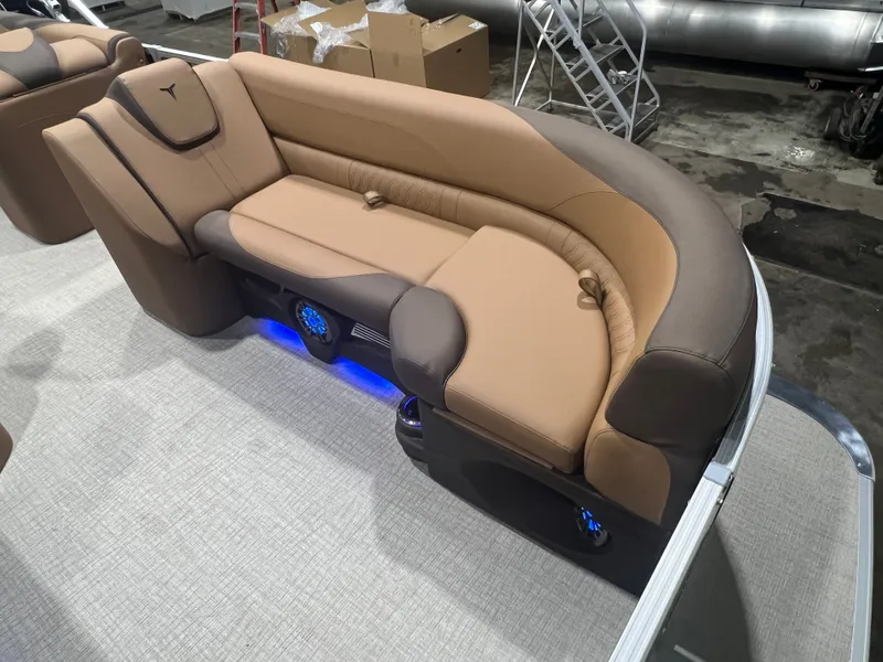 Slide: The Image of Tahoe LTZ 2385 Elite Cruise Tritoon & Honda 4-Stroke EFI 2026 - 7