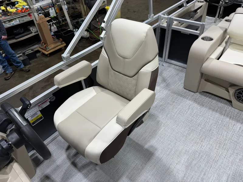 Slide: The Image of Tahoe Sport VRB 2180 Swingback & 4-Stroke $31995 2026 - 10