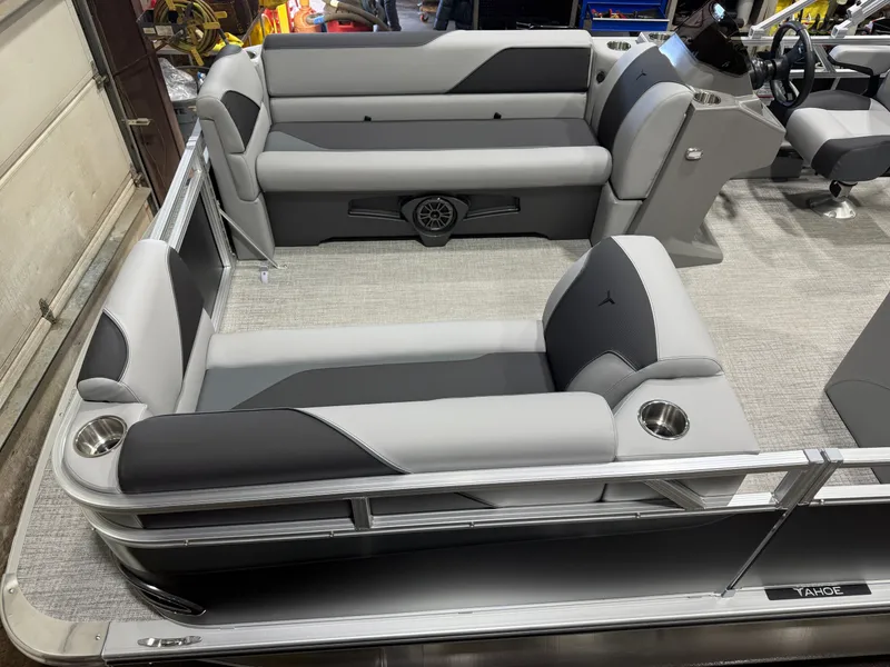 Slide: The Image of Tahoe Sport 1980 Cruise Rear Bench (CRB) & Honda 4-Stroke EFI 2026 - 2