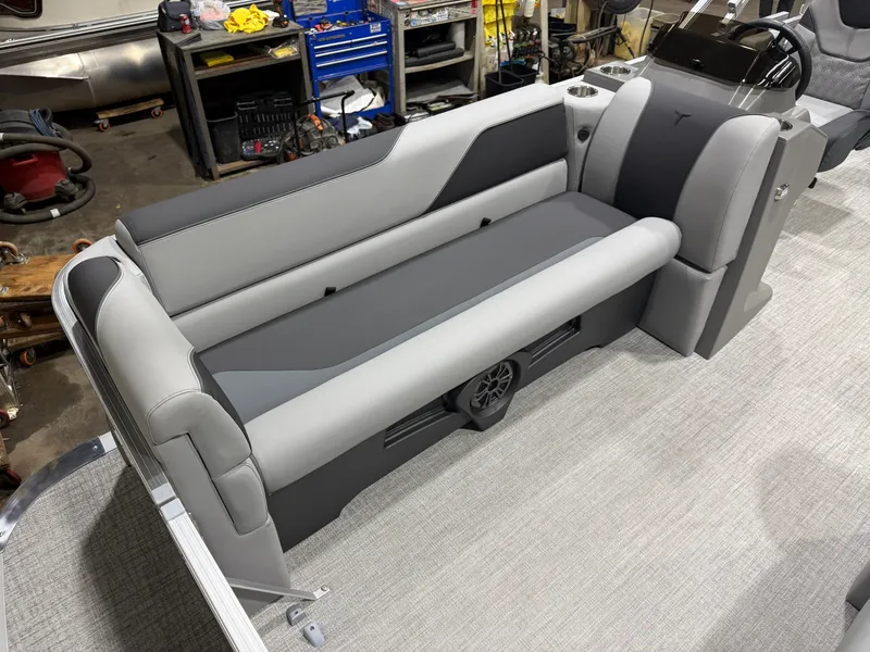 Slide: The Image of Tahoe Sport 1980 Cruise Rear Bench (CRB) & Honda 4-Stroke EFI 2026 - 7