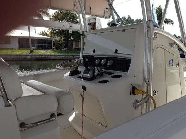 Slide: The Image of Boston Whaler 240 Center Console S/F 2004 - 1
