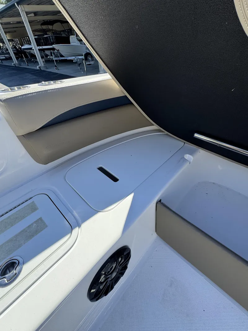 Slide: The Image of Hurricane Sundeck Sport 218 OB 2022 - 10