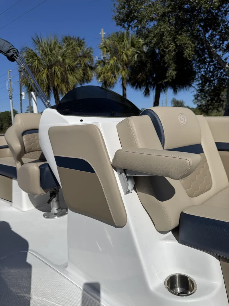 Slide: The Image of Hurricane Sundeck Sport 218 OB 2022 - 12