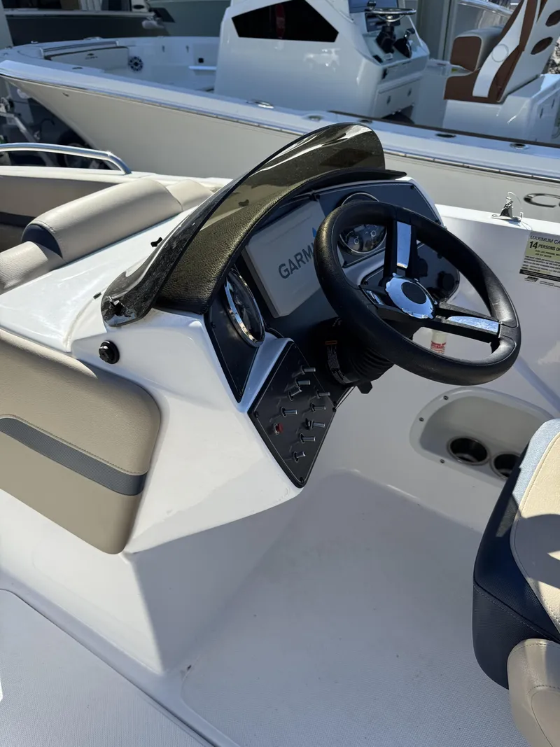 Slide: The Image of Hurricane Sundeck Sport 218 OB 2022 - 13