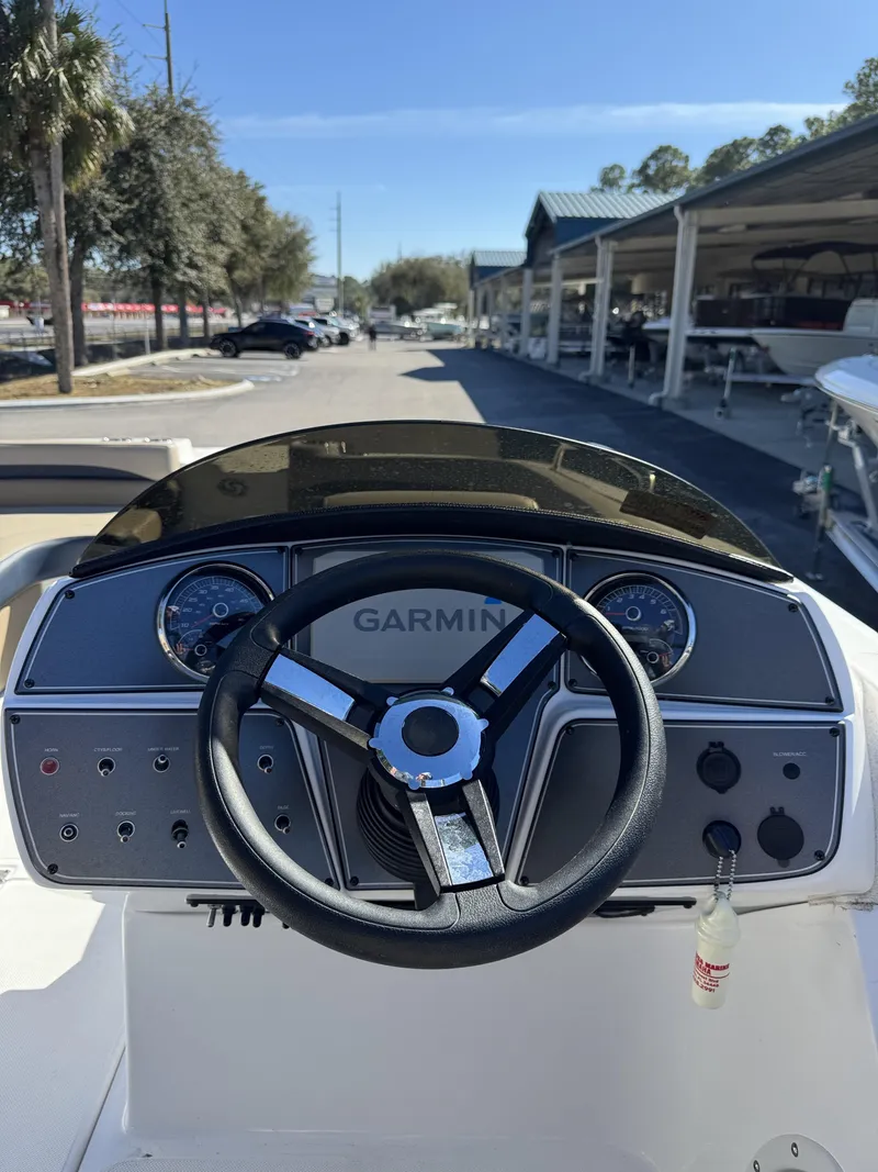 Slide: The Image of Hurricane Sundeck Sport 218 OB 2022 - 14