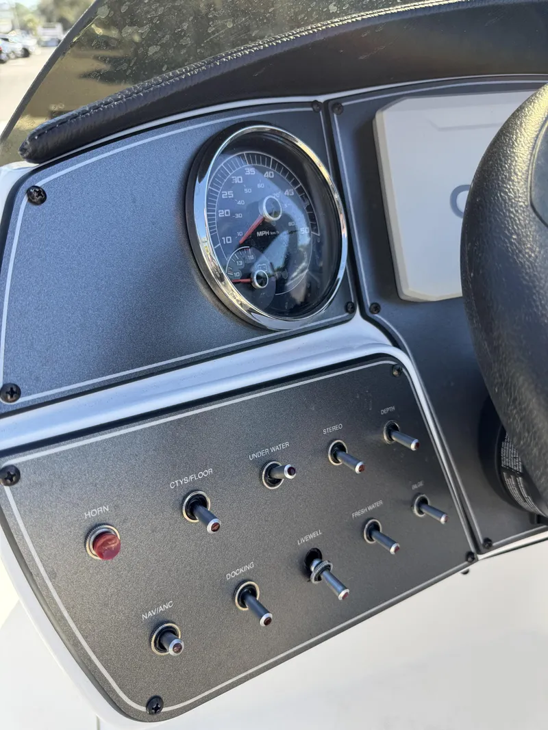 Slide: The Image of Hurricane Sundeck Sport 218 OB 2022 - 15