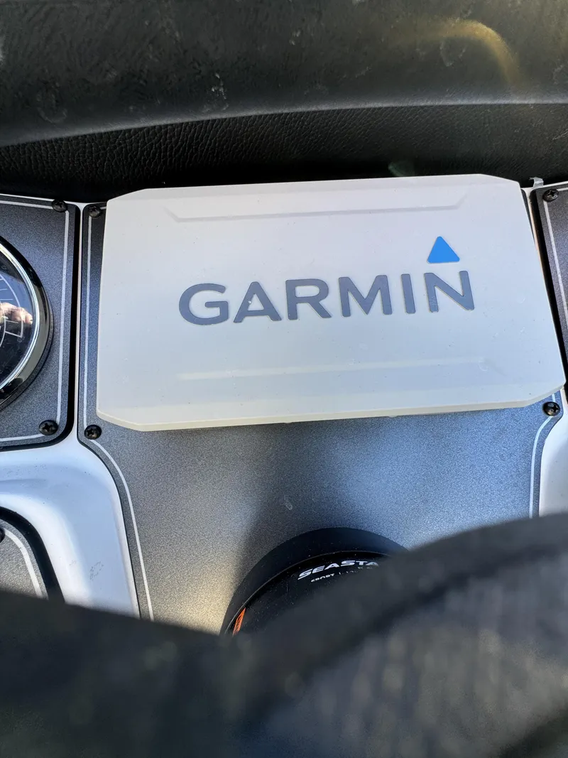 Slide: The Image of Hurricane Sundeck Sport 218 OB 2022 - 16