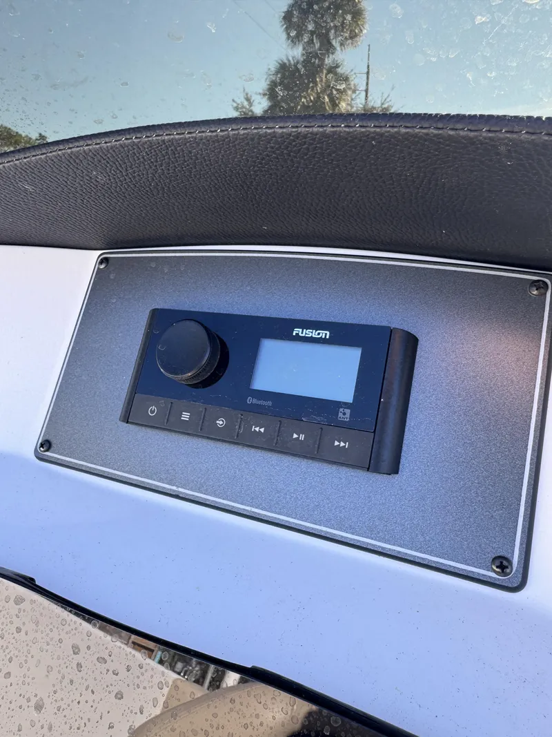 Slide: The Image of Hurricane Sundeck Sport 218 OB 2022 - 18