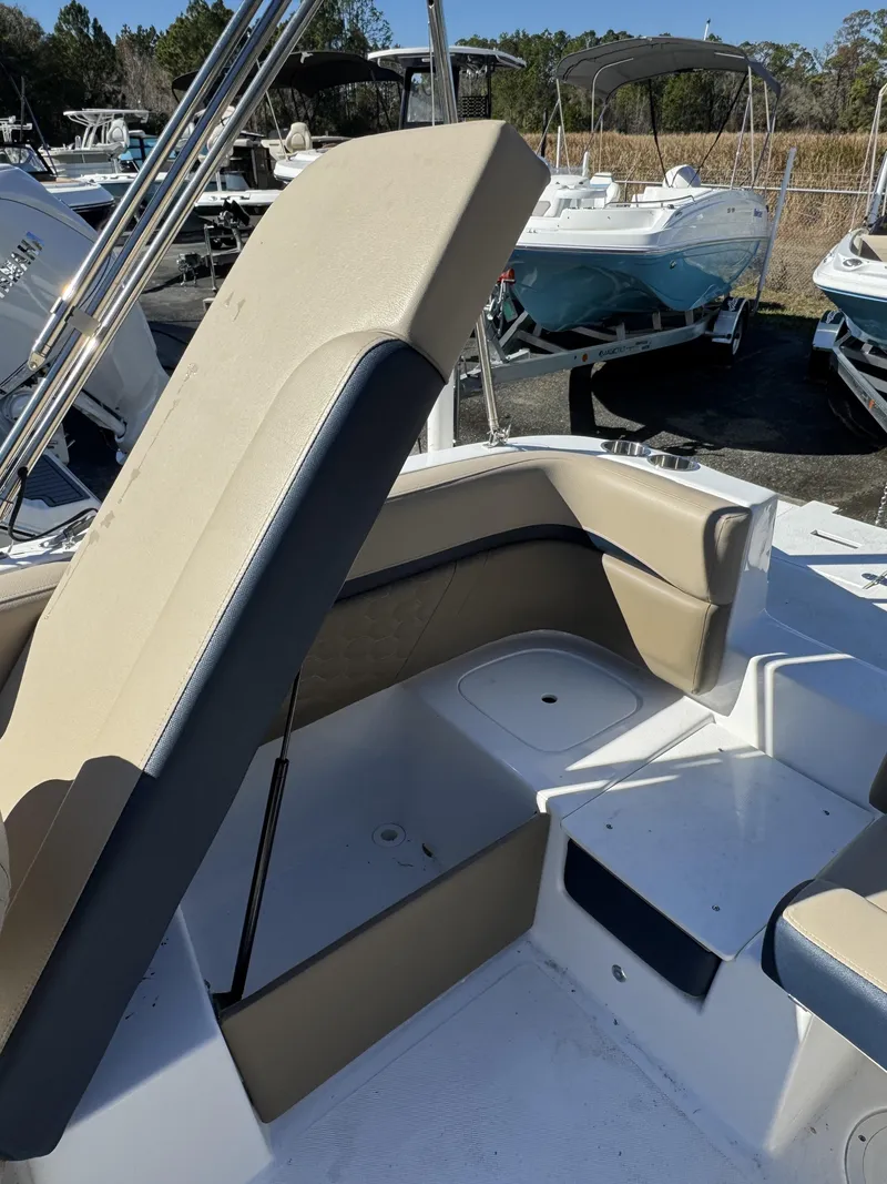 Slide: The Image of Hurricane Sundeck Sport 218 OB 2022 - 19