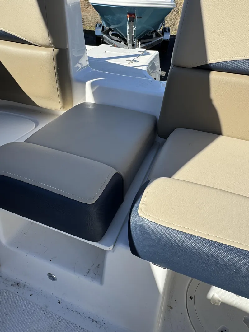 Slide: The Image of Hurricane Sundeck Sport 218 OB 2022 - 20