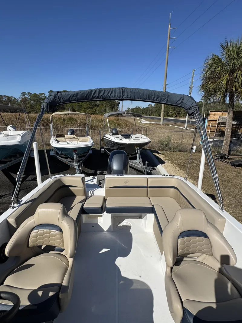 Slide: The Image of Hurricane Sundeck Sport 218 OB 2022 - 21