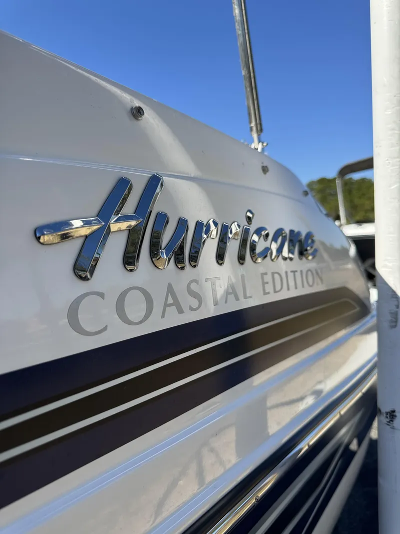 Slide: The Image of Hurricane Sundeck Sport 218 OB 2022 - 23