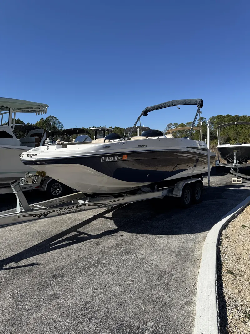 Slide: The Image of Hurricane Sundeck Sport 218 OB 2022 - 24