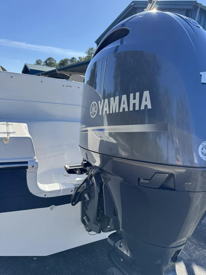 Slide: The Image of Hurricane Sundeck Sport 218 OB 2022 - 29