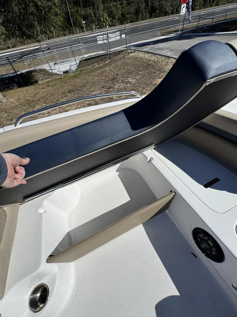 Slide: The Image of Hurricane Sundeck Sport 218 OB 2022 - 32