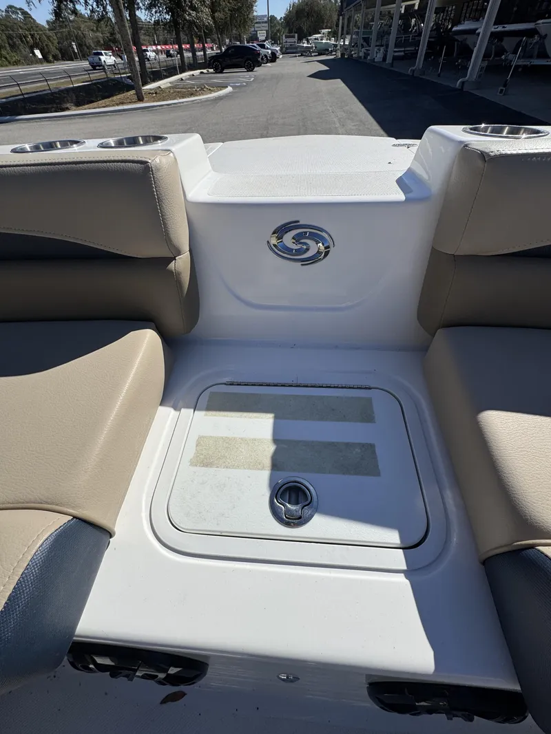 Slide: The Image of Hurricane Sundeck Sport 218 OB 2022 - 33