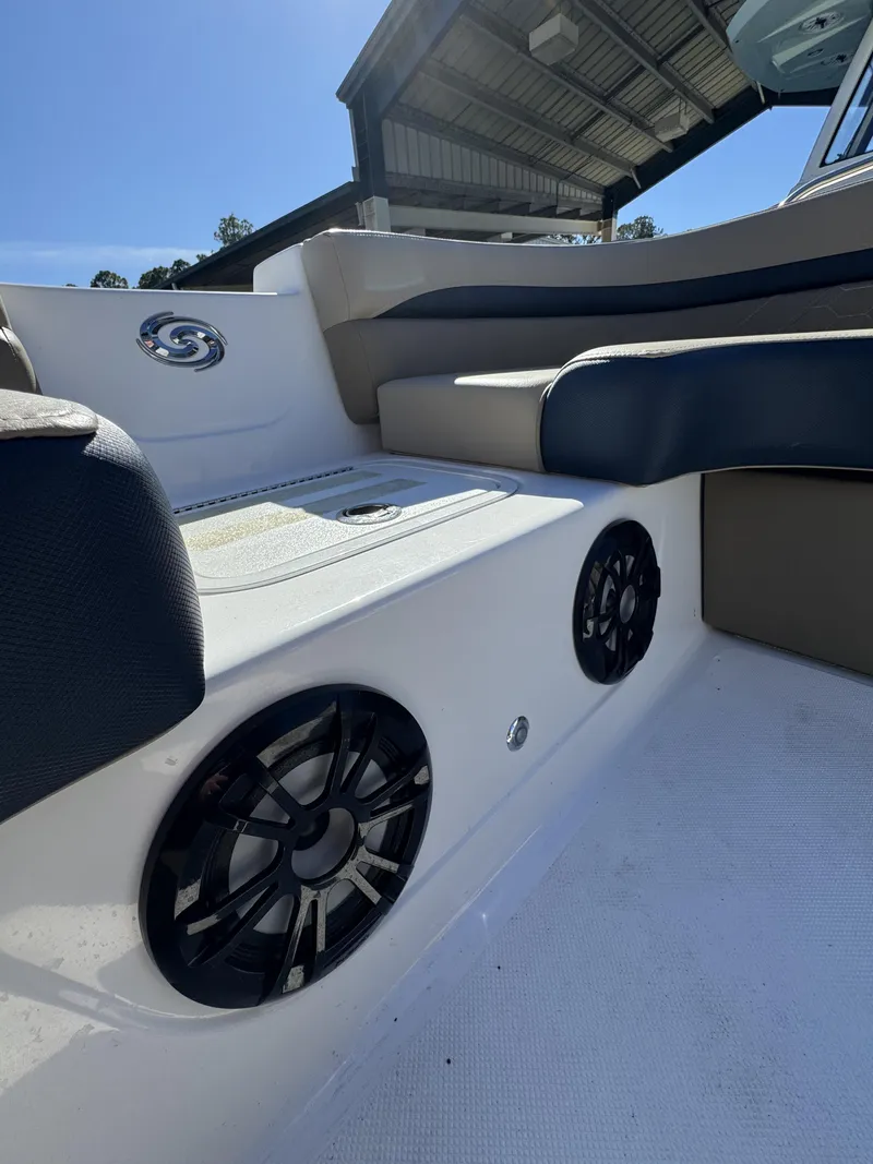 Slide: The Image of Hurricane Sundeck Sport 218 OB 2022 - 35