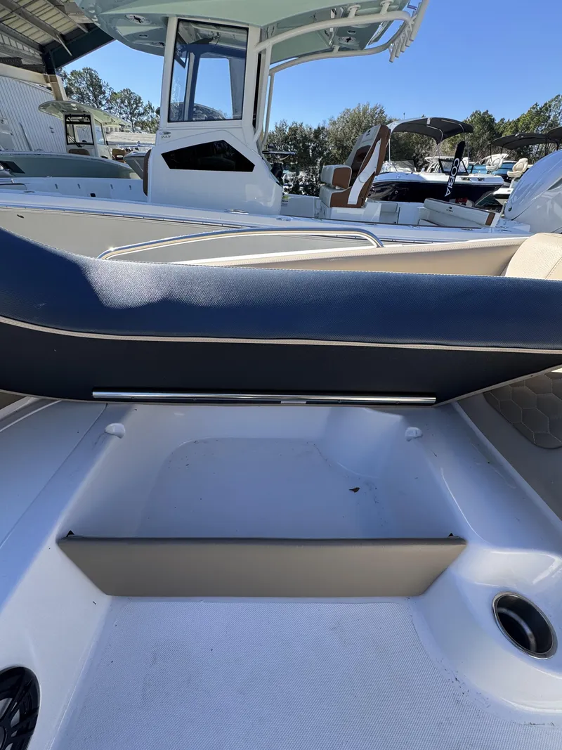 Slide: The Image of Hurricane Sundeck Sport 218 OB 2022 - 37