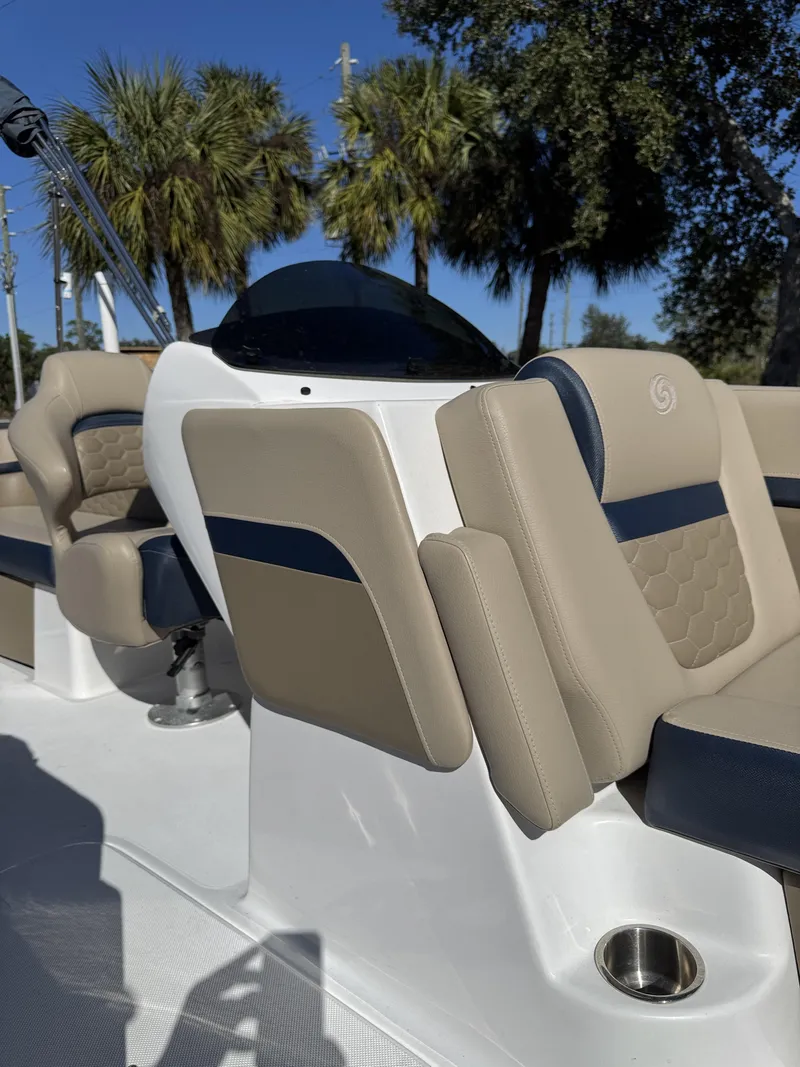 Slide: The Image of Hurricane Sundeck Sport 218 OB 2022 - 40